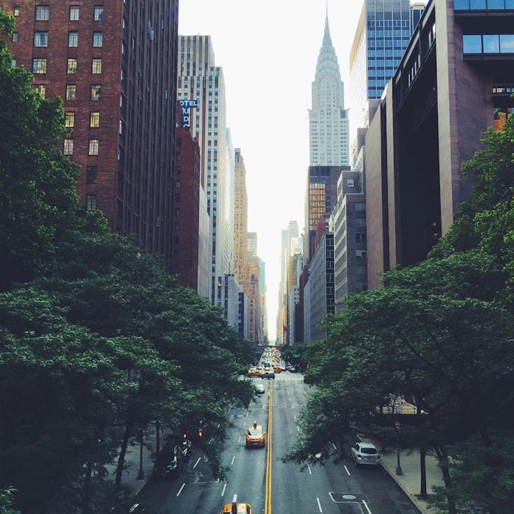 Parents evaluating schools in Germany